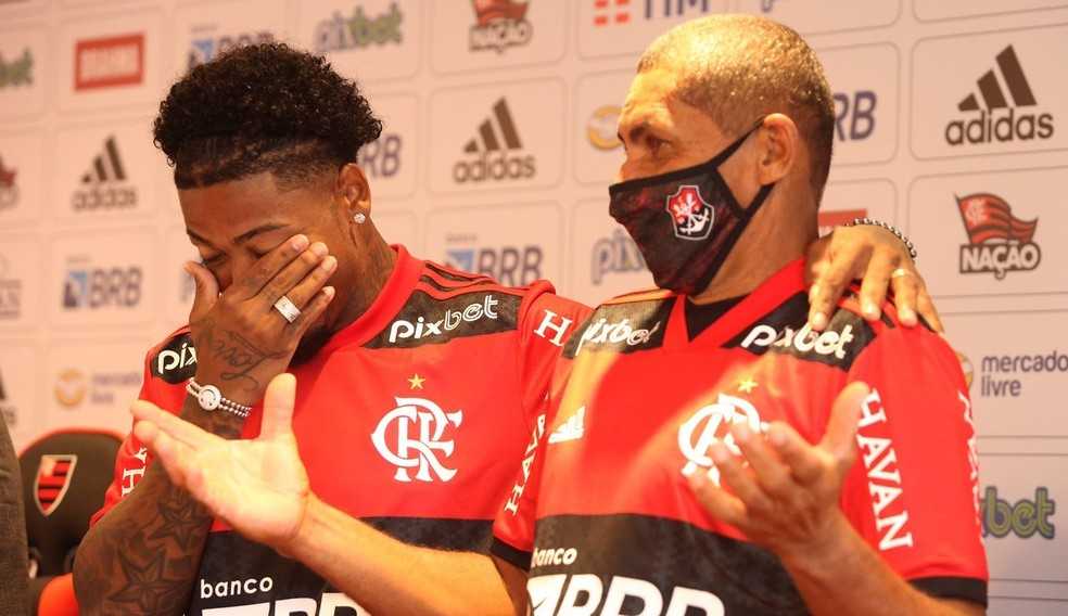 Na apresentação de Marinho, pai do jogador se emociona ao ver o filho no Flamengo