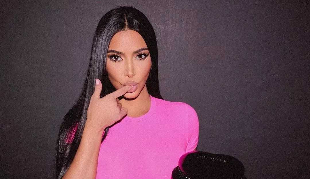 Kim Kardashian surpreende ao postar foto sensual para divulgar sua marca de lingerie