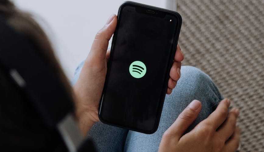 Ações do Spotify caiem após resultado trimestral baixo