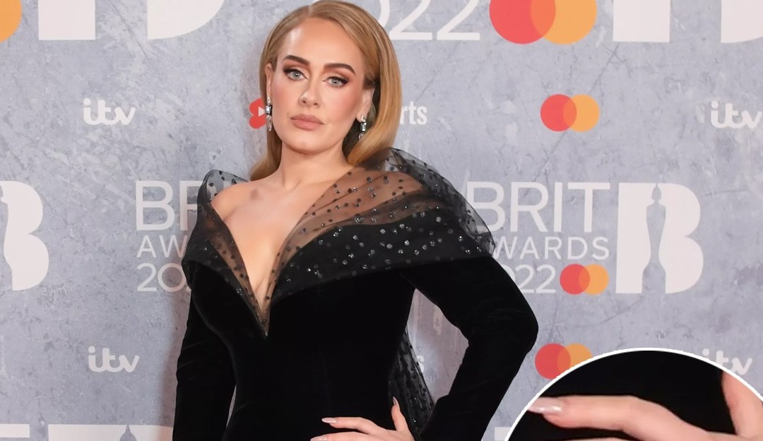 Adele acende rumores de noivado