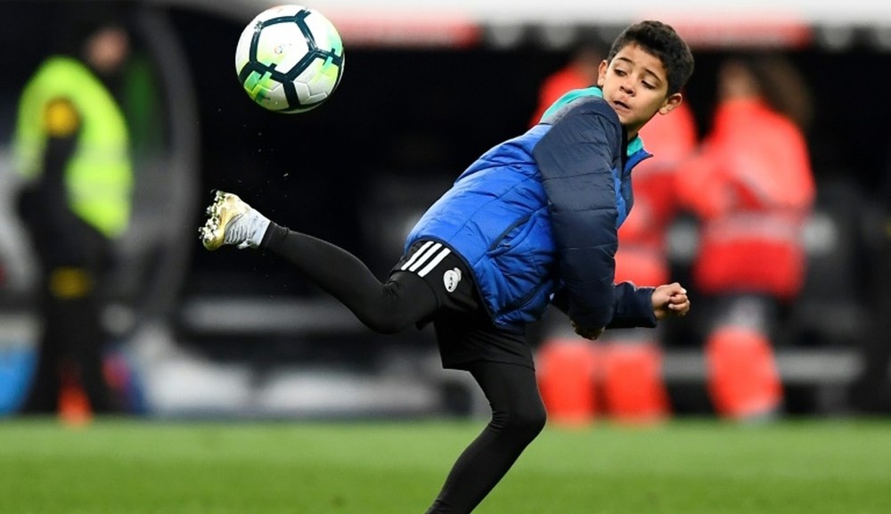 Tal pai, tal filho: Cristiano Júnior assina com o Manchester United e tem futuro promissor no futebol