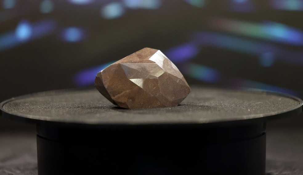Enigma: O maior diamante negro lapidado do mundo é leiloado por R$ 22 milhões