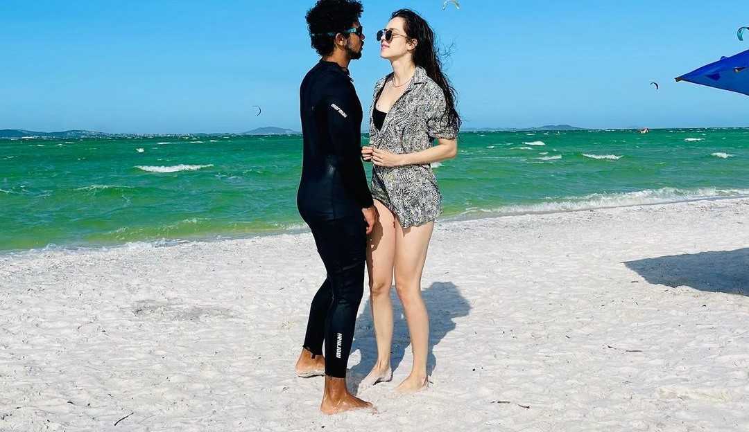 Sophia Abrahão e Sérgio Malheiros aproveitam dia de praia