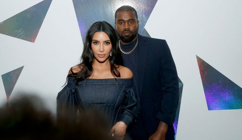 Kanye West revela mensagens de Kim Kardashian pedindo para ele dar um basta Lorena Bueri