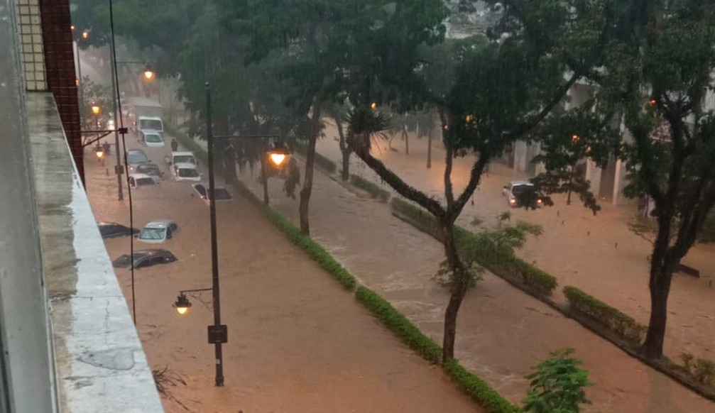 Chuvas fortes deixam ruas e carros alagados em Petrópolis