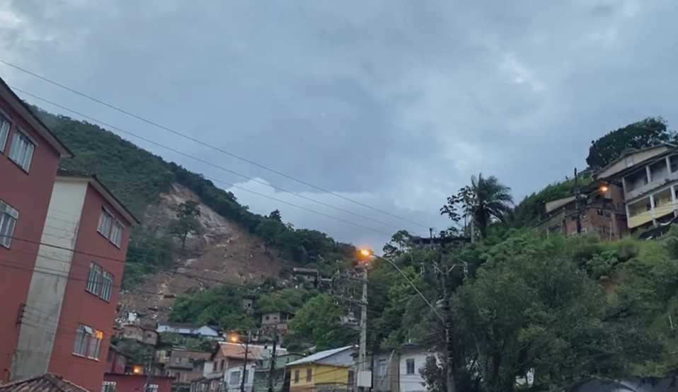Petrópolis: Moradores de área com risco de deslizamento se recusam a deixar casas