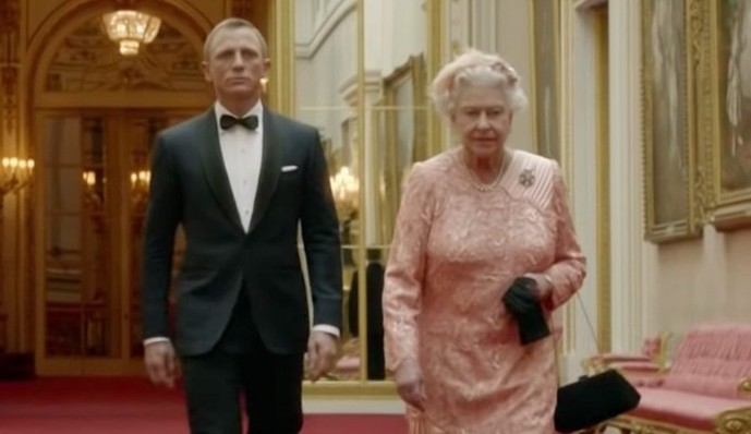 Daniel Craig conta sobre humor da Rainha Elizabeth II ao encontrá-la.