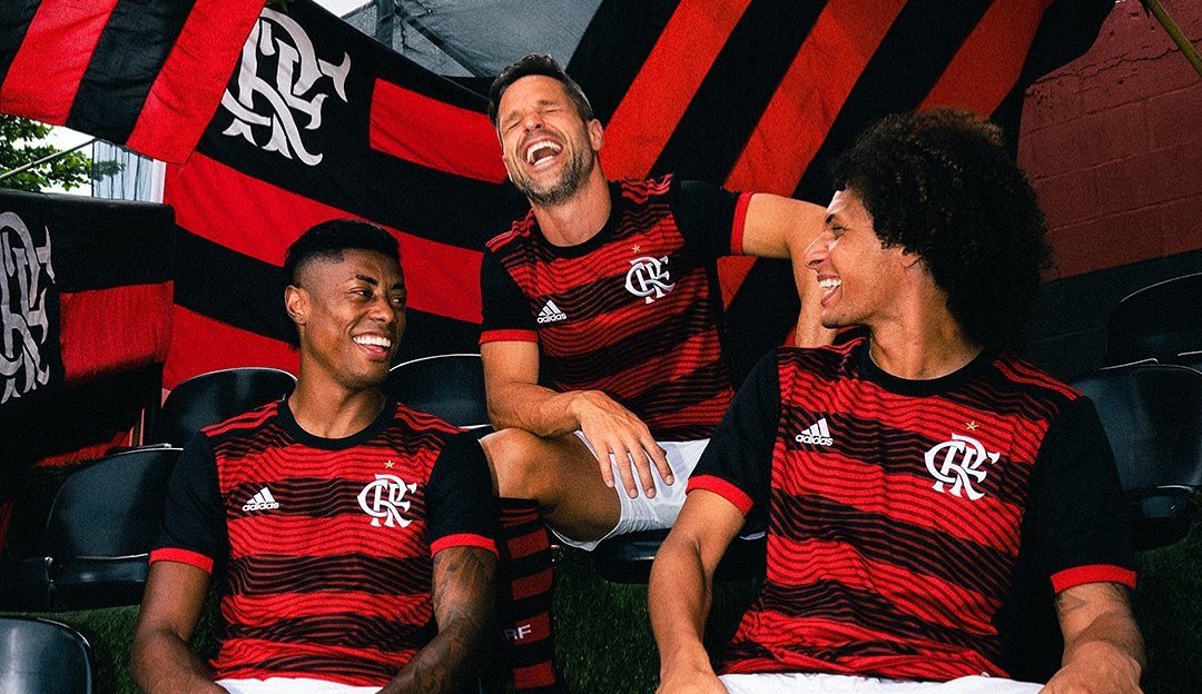 Flamengo lança nova camisa homenageando a torcida; veja fotos