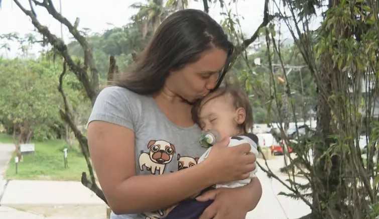 Petrópolis: 'Alívio', diz mãe ao ser resgatada com bebê por helicóptero 