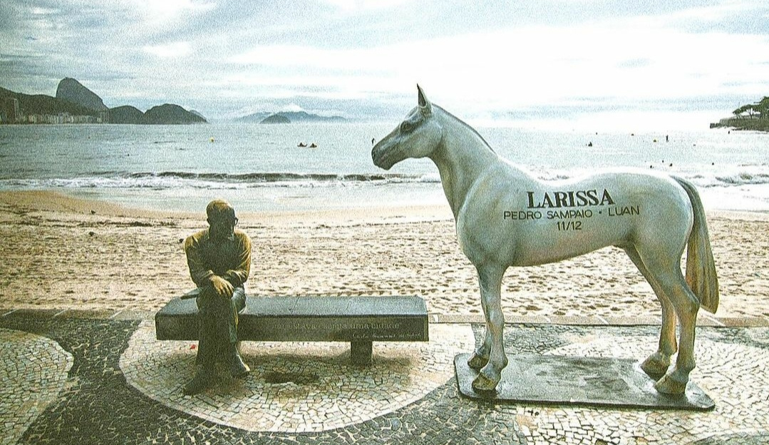 O mistério da tatuagem 'Larissa' de Pedro Sampaio é descoberto e ela aparece em cavalo para divulgar single