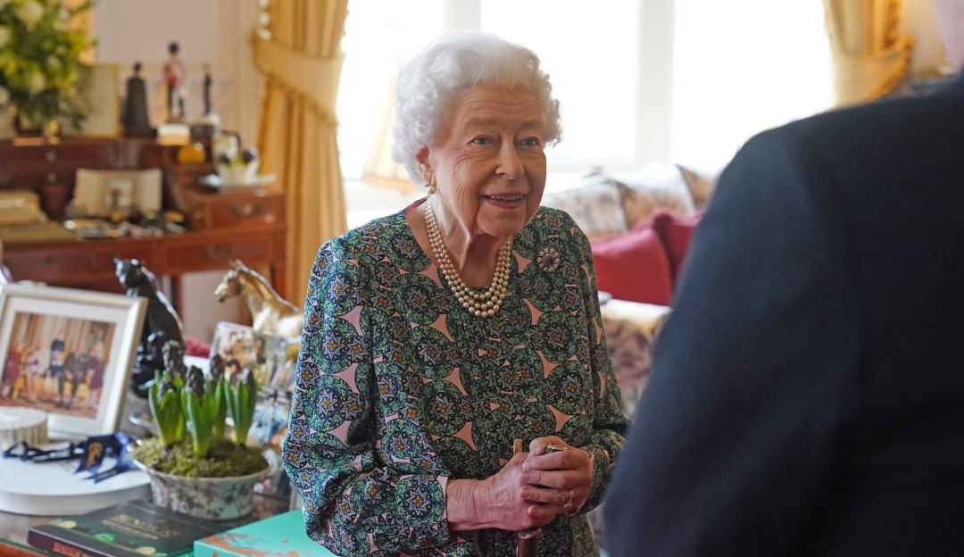 Rainha Elizabeth II está com Covid-19 após contato com príncipe Charles