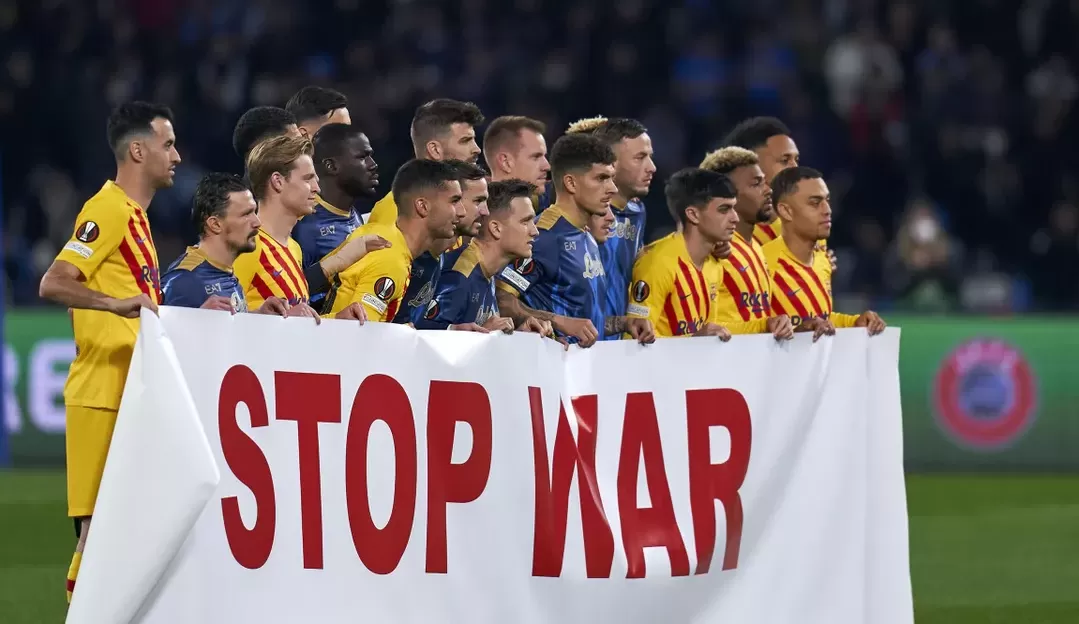 Barcelona vence Napoli e avança na Liga Europa