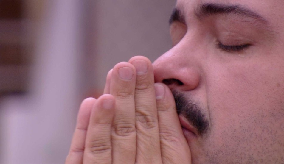 BBB22: Tiago Abravanel chora após madrugada de prova do líder Lorena Bueri