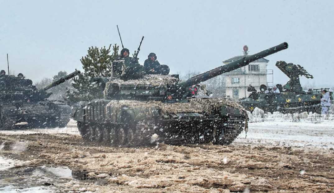 Ucraniano fica de joelhos na frente de tanques russos Lorena Bueri