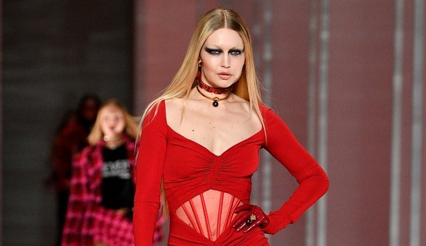 Versace apresenta sua nova coleção na semana de moda de Milão