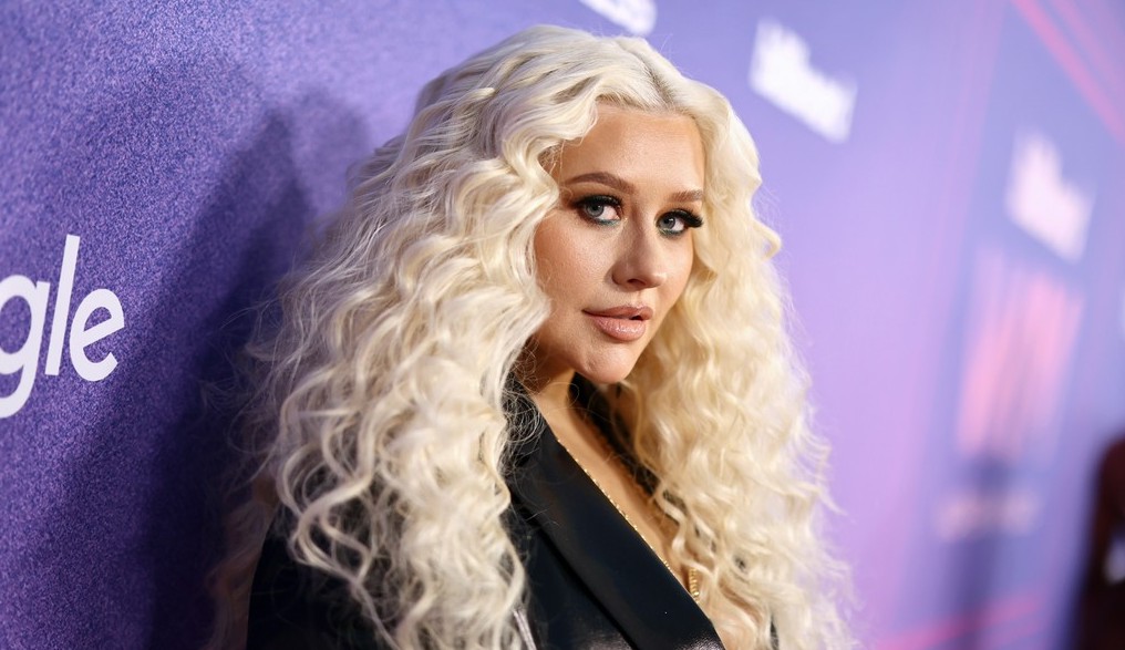 Christina Aguilera marca presença em premiação Billboard WIM e fala sobre capa de revista NFT