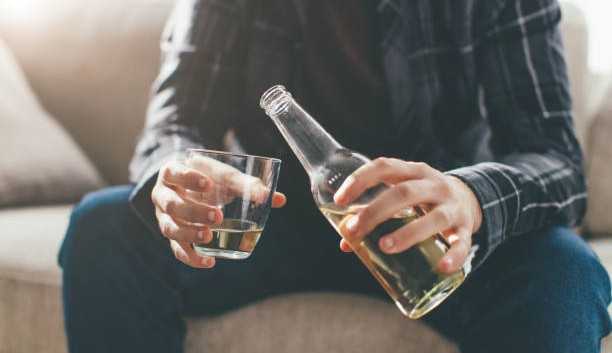Uma dose de álcool por dia é capaz de diminuir o cérebro, diz estudo Lorena Bueri
