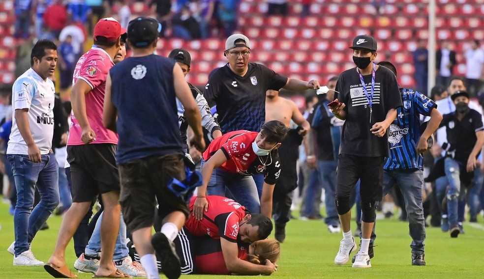 Violência no campeonato Mexicano deixa feridos e jogo é paralisado