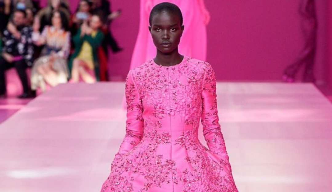 Inovação: Valentino troca vermelho clássico por rosa pink na Semana de Moda de Paris