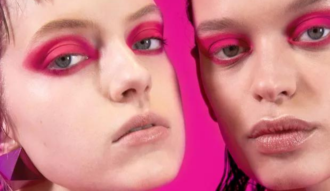 Rosa pink comanda a estética do novo desfile da Valentino Lorena Bueri