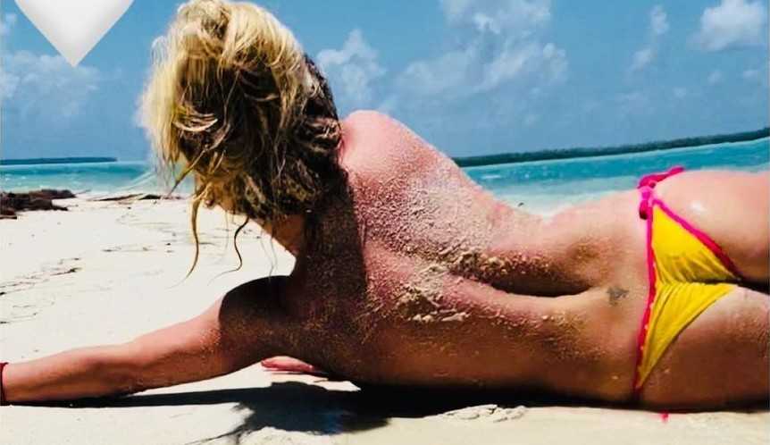 Britney Spears posa seminua em praia da Polinésia  Lorena Bueri
