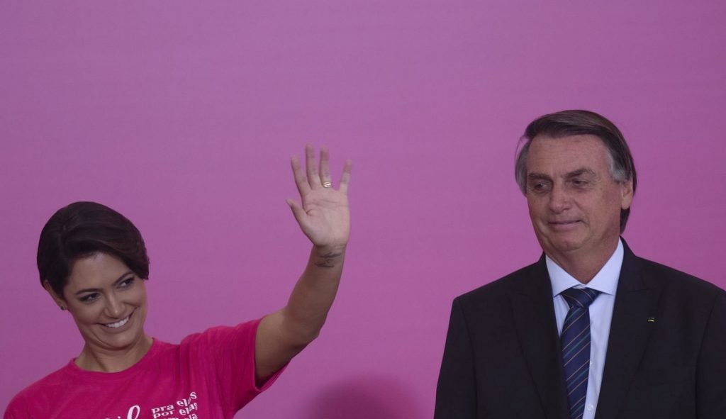 Dia da mulher: Após veto no passado, Bolsonaro autoriza a distribuição de absorventes gratuitamente