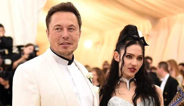 Grimes revela que teve filho com Elon Musk ‘escondido’ e que o casal reatou o relacionamento