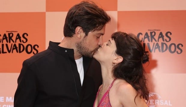 Bianca Bin e Sergio Guizé se beijam em pré-estreia em São Paulo