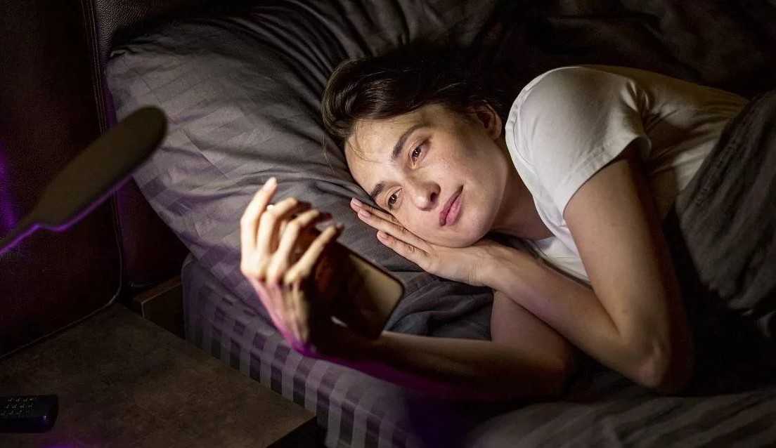 Segundo estudo excesso de redes sociais prejudica o sono Lorena Bueri