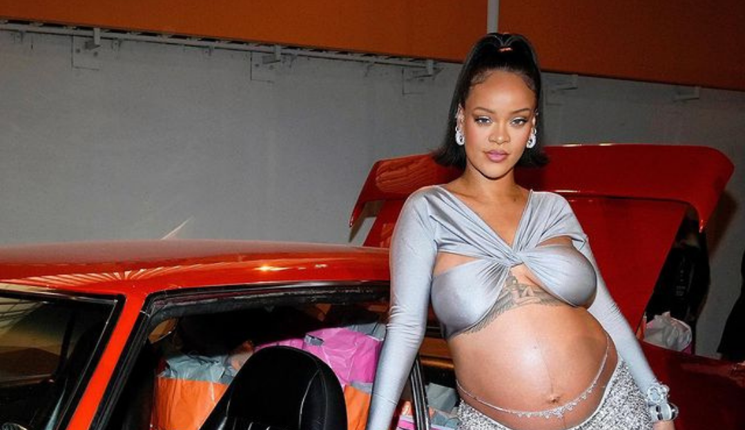 Rihanna aparece mostrando o barrigão em fotos