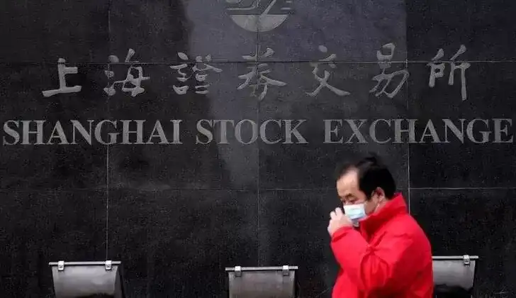 Surgimento de novos casos de Covid-19 na China influencia na queda da bolsa de valores asiática Lorena Bueri