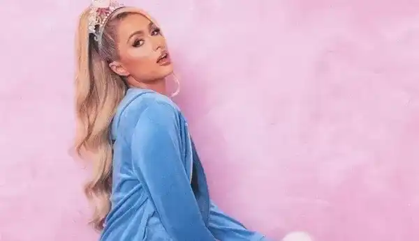 Paris Hilton lança coleção de conjuntos de agasalhos 