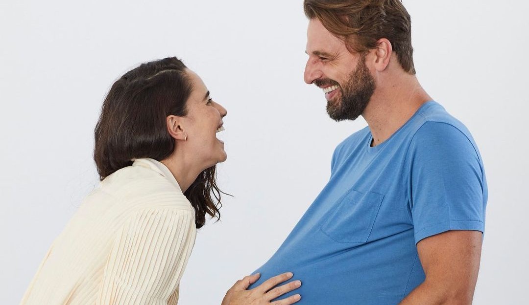Fernanda Vasconcellos e Cássio Reis postam foto divertida sobre a gravidez