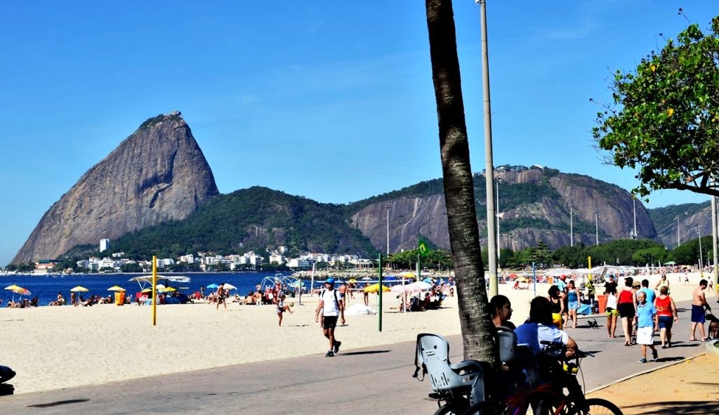 Rio: Fiscais da prefeitura encontram materiais esportivos enterrados na Praia do Flamengo