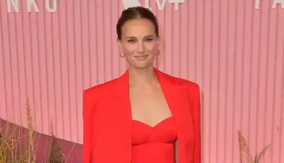 Natalie Portman usa look 'Woman In Red' em estréia de série 'Pachinko'