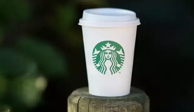 Starbucks vai deixar de produzir os famosos copos de papel da marca