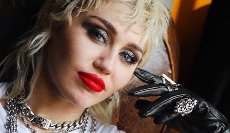 Lollapalooza: Miley Cyrus canta o hit ‘Fly On The Wall’ na Argentina Lorena Bueri