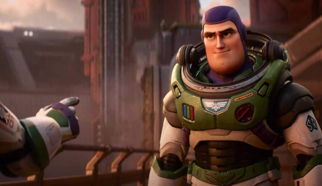 Beijo entre casal homossexual é mantido em Lightyear da Pixar  Lorena Bueri