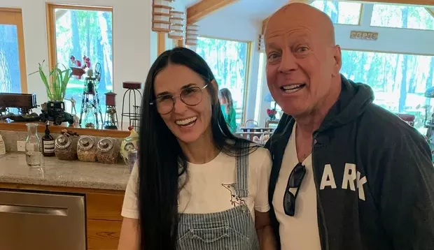 Demi Moore posta foto com ex-marido Bruce Willis: ‘Obrigada pela nossa família misturada'