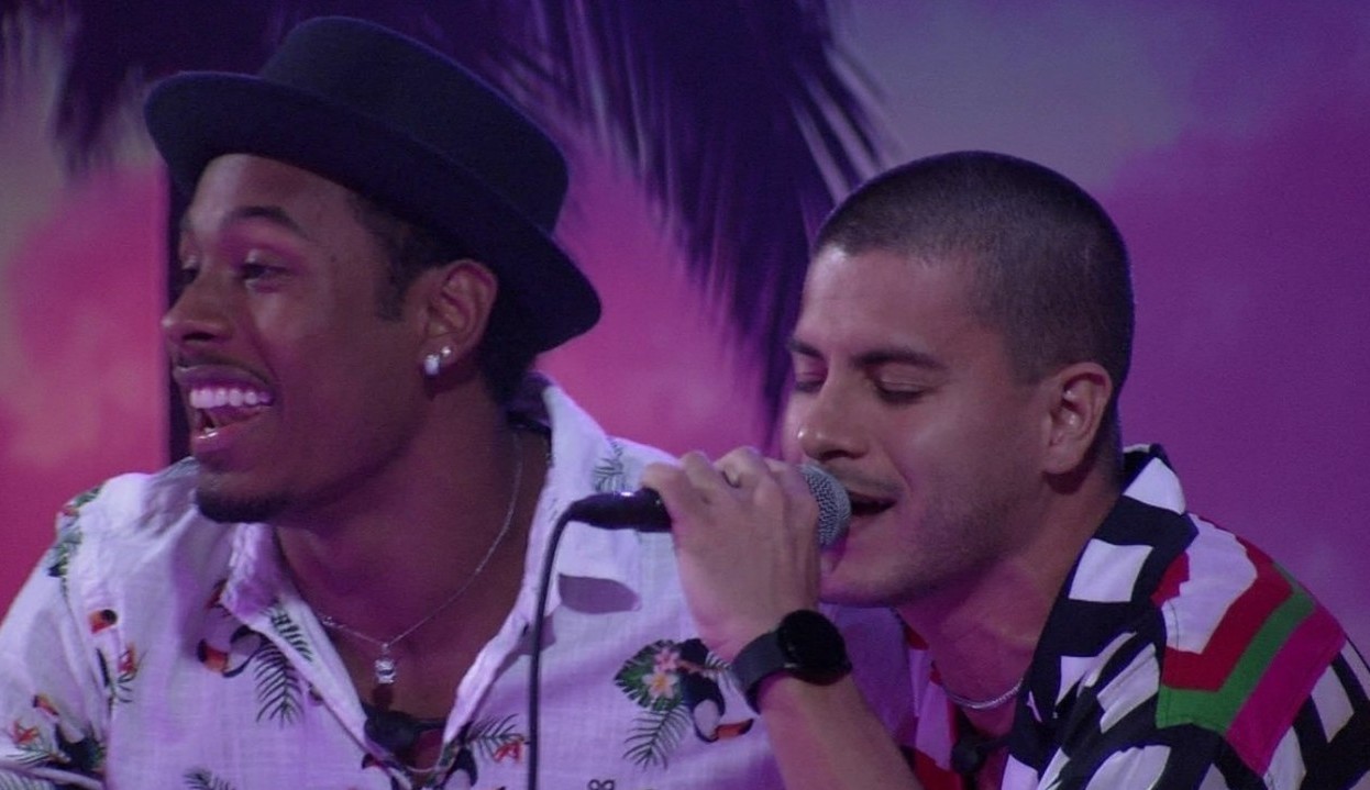 BBB22: Arthur Aguiar e Paulo André cantam juntos na Festa do Líder