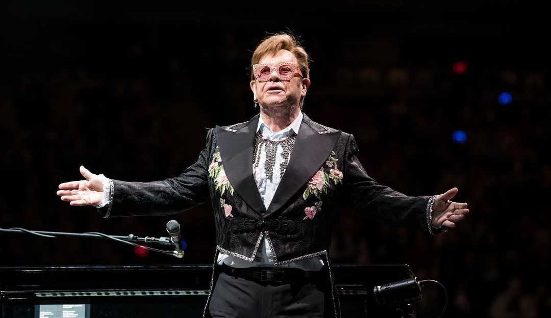 Elton John faz 75 anos: relembre a carreira do astro do pop