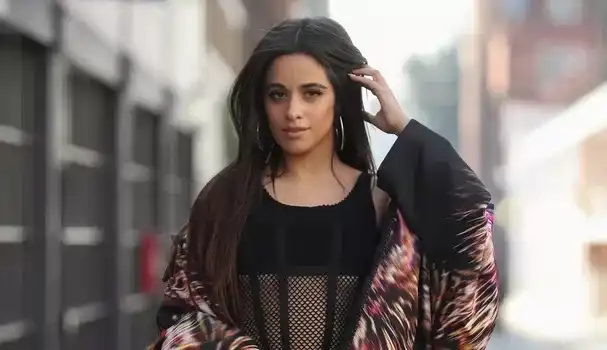 Camila Cabello une a tendência do momento ao Street Style