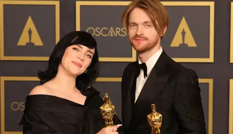 Cantora Billie Eilish e Finneas ganham prêmio de 'Melhor Canção Original' em Oscar 2022
