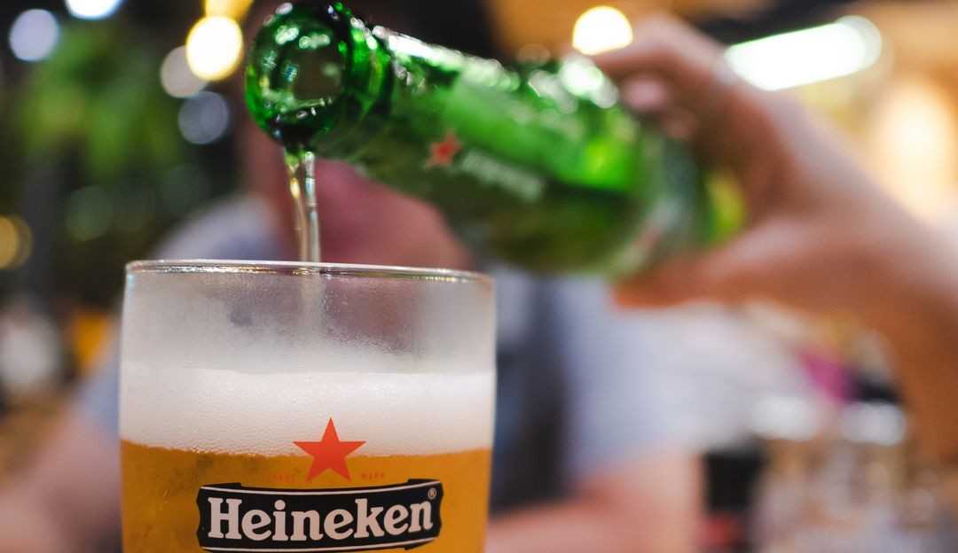 Heineken e Carlsberg retiram suas empresas da Rússia Lorena Bueri