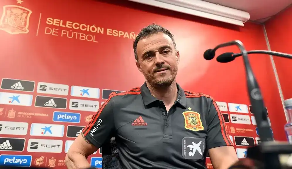 Durante coletiva de imprensa, técnico da seleção da Espanha, Luis Enrique se irrita com perguntas sobre possível saída