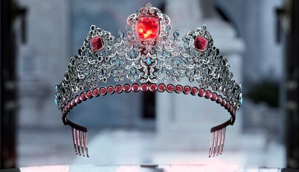 A tiara de US$ 300 mil da Dolce & Gabbana que você só pode usar no metaverso Lorena Bueri