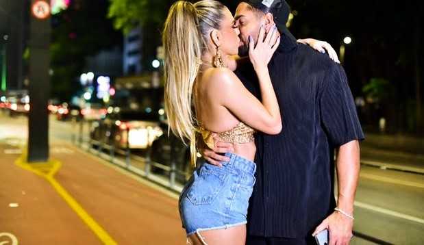 Bill Araújo e Erika Schneider trocam beijos ao ar livre