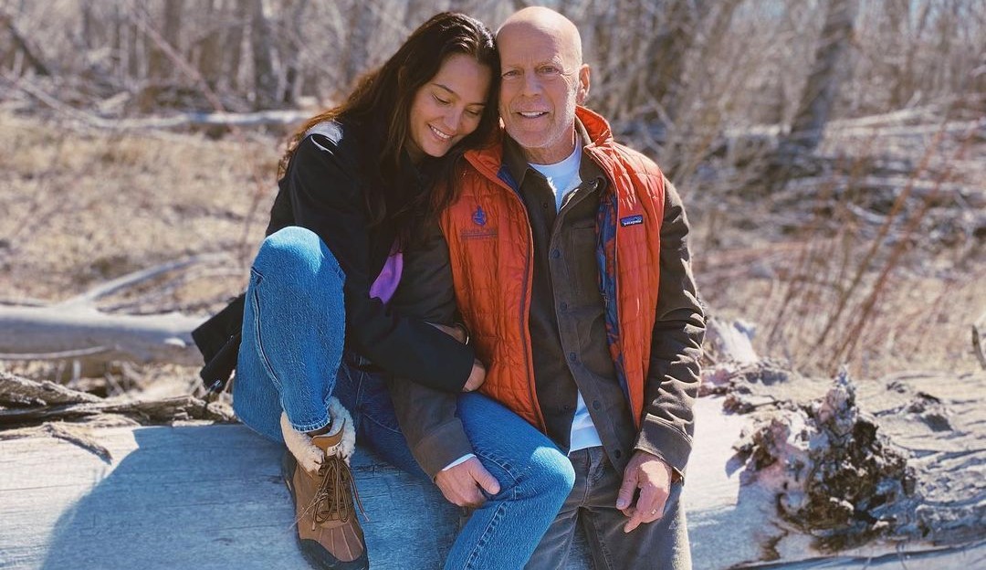 Esposa de Bruce Willis posa em primeira foto com ator após diagnóstico de afasia