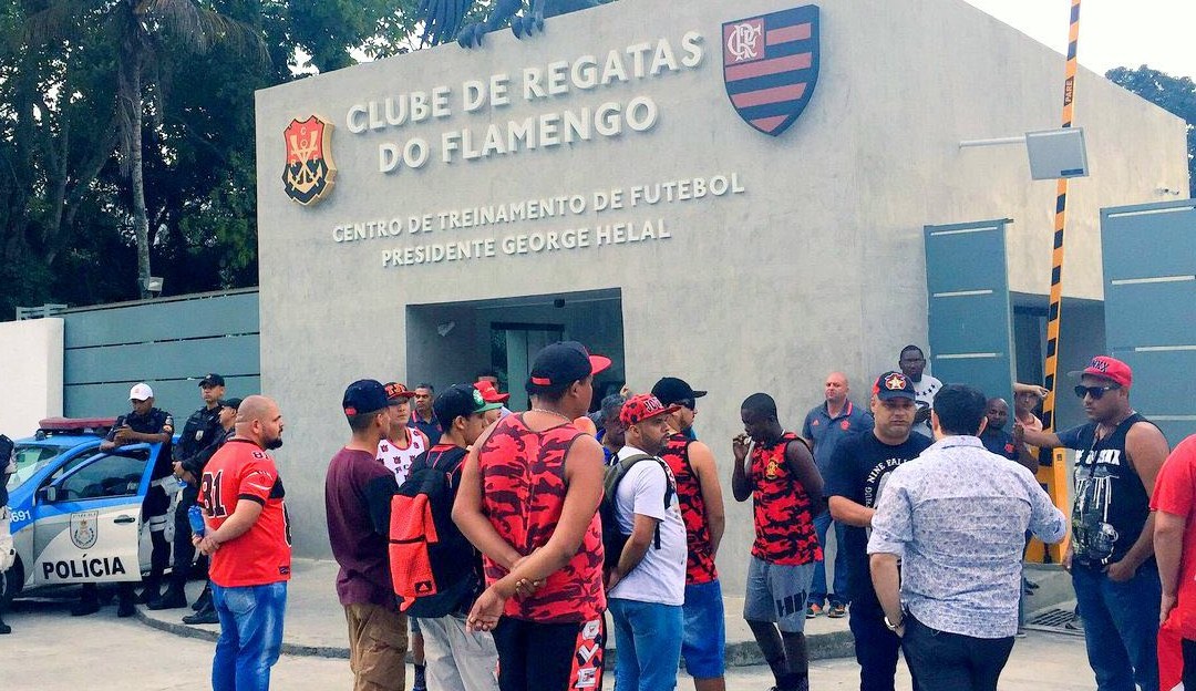 Torcedores do Flamengo protestam contra equipe no Ninho do Urubu