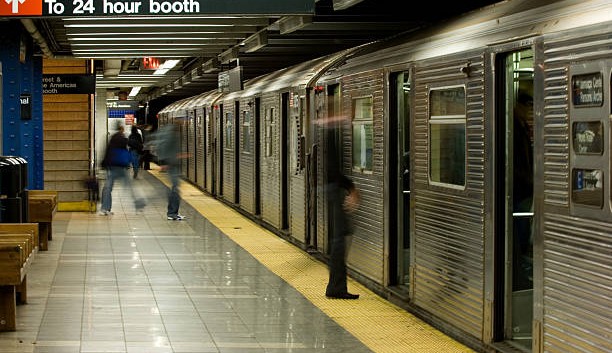 Polícia afirma que suspeito de ataque em metrô de Nova York fugiu Lorena Bueri